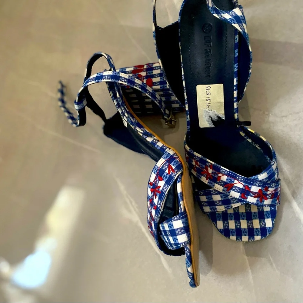 Sandals - Picture 3 of 4